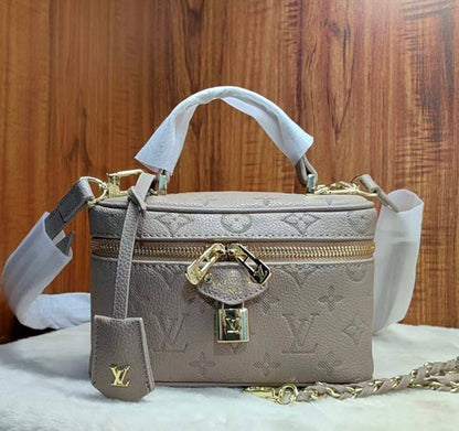 LV

19cm 
with box 
🎁🎁🎁

90 dhs🪙🌨️

Zain219
♥️♥️♥️
