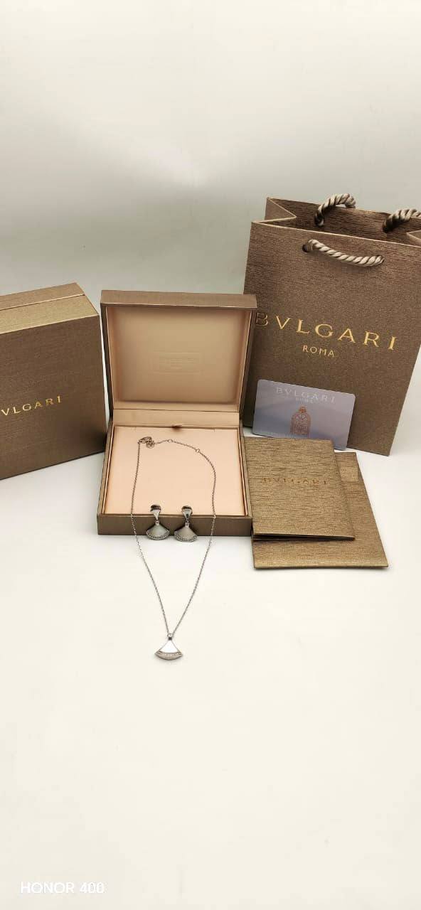 Bvlgari 

necklace and earing

110 dhs🇦🇪🇦🇪

Zain122
♥️♥️♥️