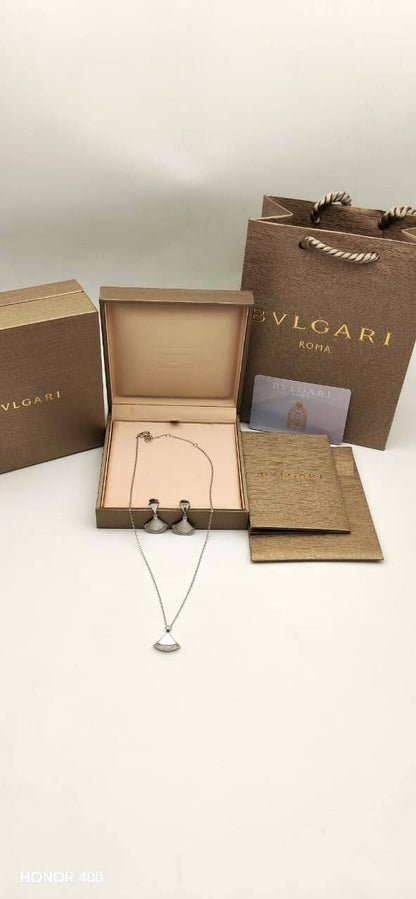 Bvlgari 

necklace and earing

110 dhs🇦🇪🇦🇪

Zain122
♥️♥️♥️