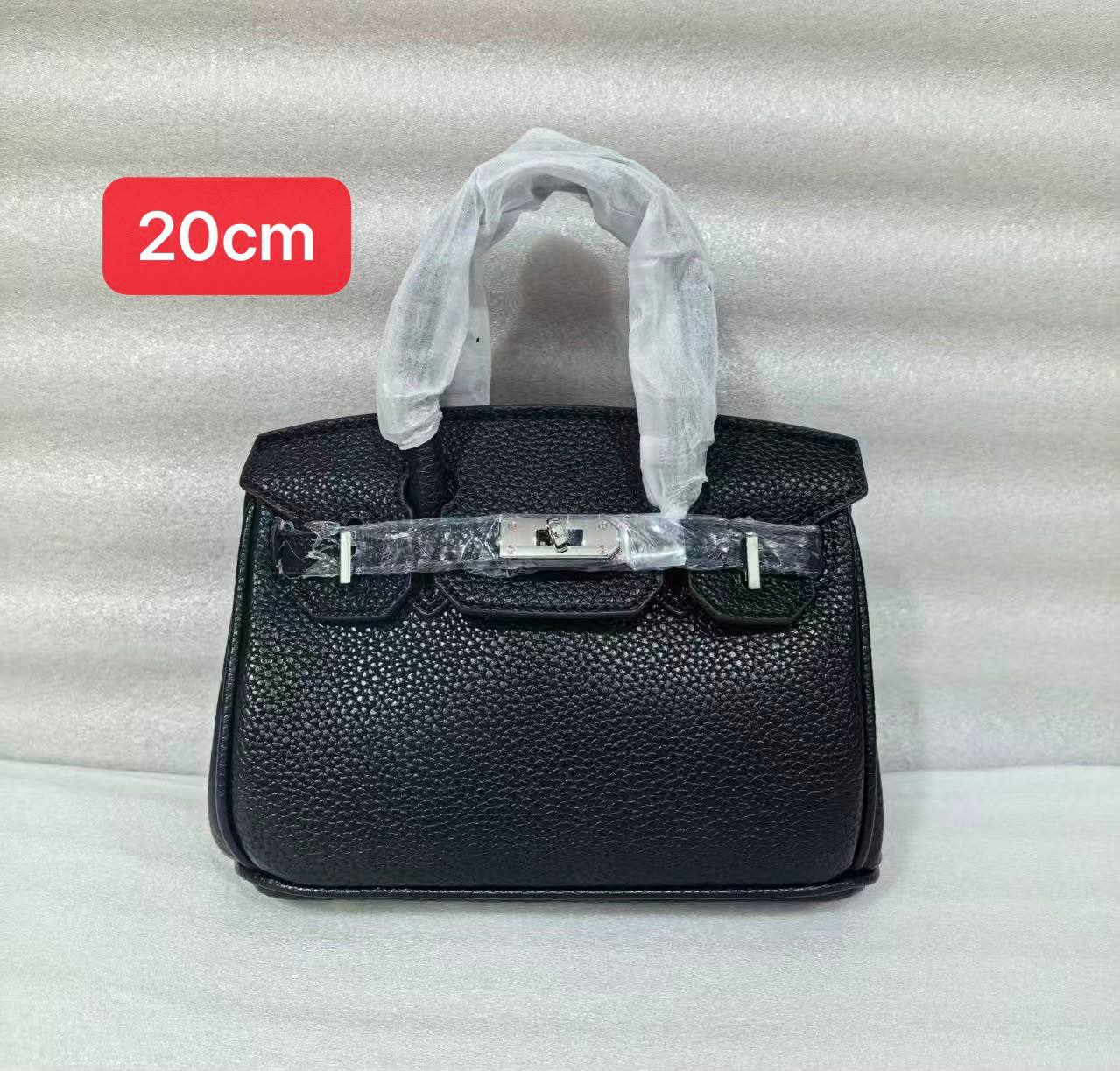 Hermes 
20cm 
With box 
100 dhs🇦🇪🇦🇪

Zain168
♥️♥️♥️