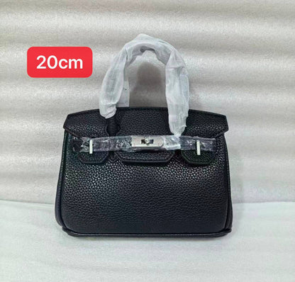 Hermes 
20cm 
With box 
100 dhs🇦🇪🇦🇪

Zain168
♥️♥️♥️
