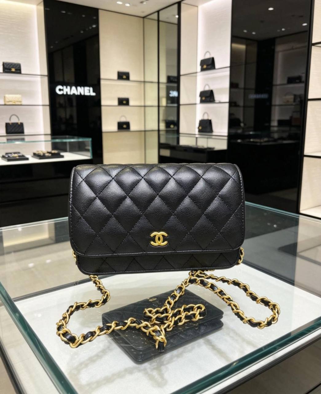 Chanel
100 dhs✅
with box
🎁🎁🎁

Size:19*12*5

Zain07
♥️♥️♥️
