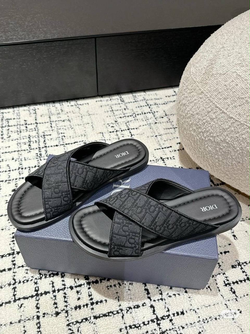 Dior
110 dhs✅
Size 40-46

Zain30
♥️♥️♥️