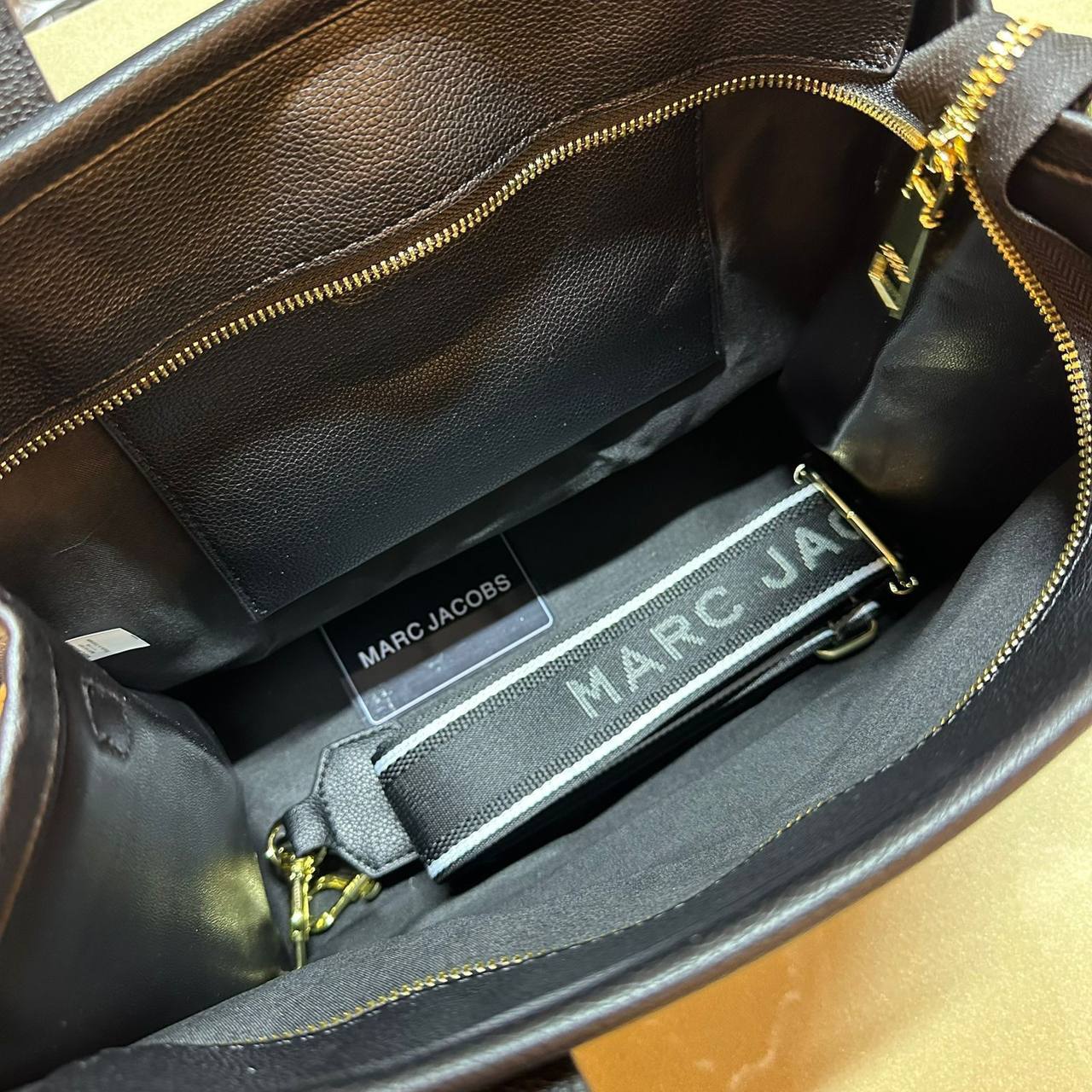 MARC JACOBS 
THE TOTE BAG 
 GOOD QUALITY 
MEDIUM SIZE 
120 dhs✅

Zain39
♥️♥️♥️