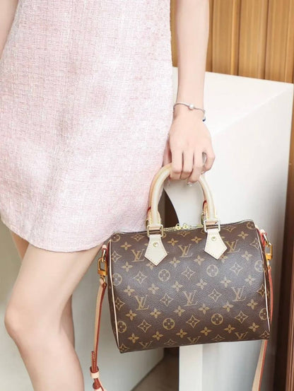 LV SPEEDY 

30CM ,GOOD QUALITY 
WITH BOX 
110 dhs✅

Zain295
♥️♥️♥️