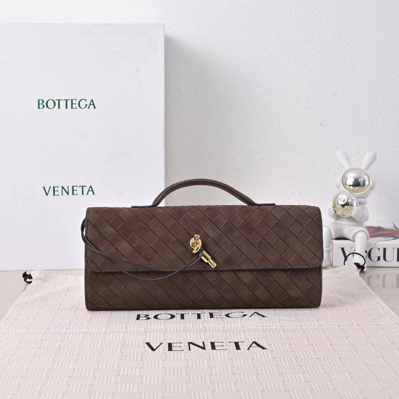 *Bottega Andiamo Clutch✅*
*Size 31 cm*
For Price 👇 WTSP Text Zain 0568585901

Zain274
♥️♥️♥️