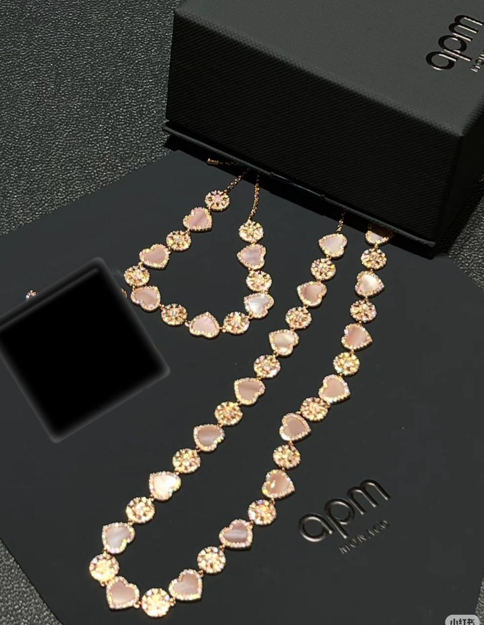 APM SET❤️‍🔥*
Necklace 🌊
Bracelet ❤️
Earring 🍁
Master quality 💯
With normal boxes 🗃️ 
290 dhs❤️
With master box 📦 
310 dhs❤️

Zain216
♥️♥️♥️