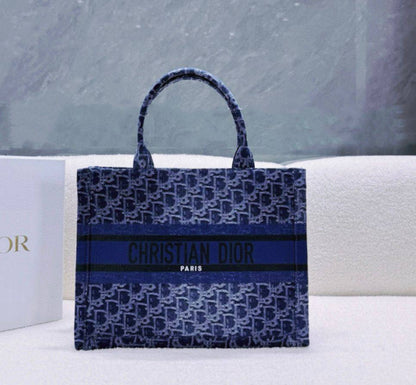 DIOR TOTE BAG 
 HIGH QUALITY ,
SMALL SIZE 105 DHS🇦🇪🇦🇪
BIG SIZE 120 DHS🇦🇪🇦🇪

Zain295
♥️♥️♥️