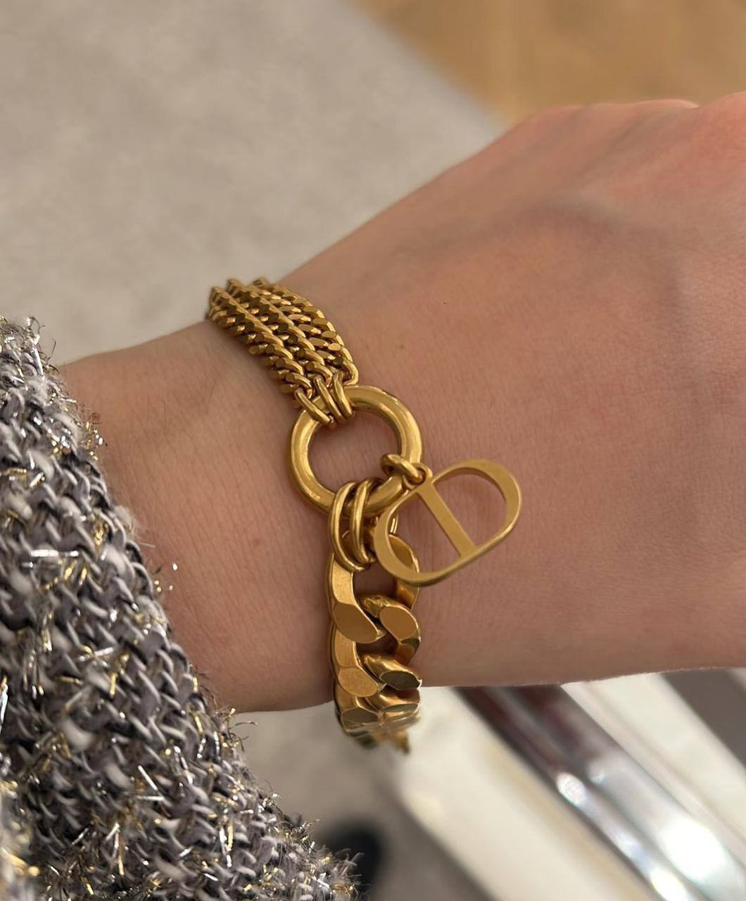 Dior  Bracelet* ✨
Master quality 🦋

*45* AED normal box 📦

Zain48
♥️♥️♥️