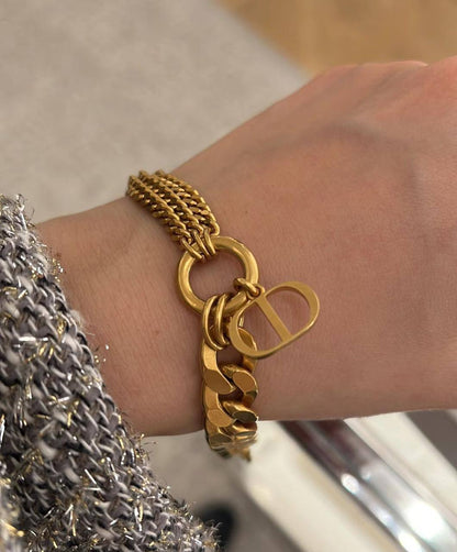 Dior  Bracelet* ✨
Master quality 🦋

*45* AED normal box 📦

Zain48
♥️♥️♥️