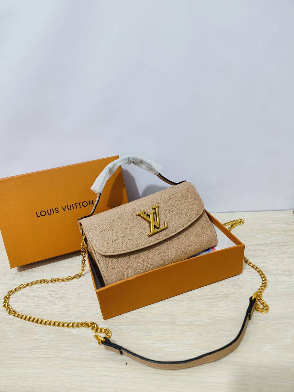 Coach

70 dhs🪙💕 

high quality 

with box  
🎁🎁🎁
23cm

Zain26
♥️♥️♥️