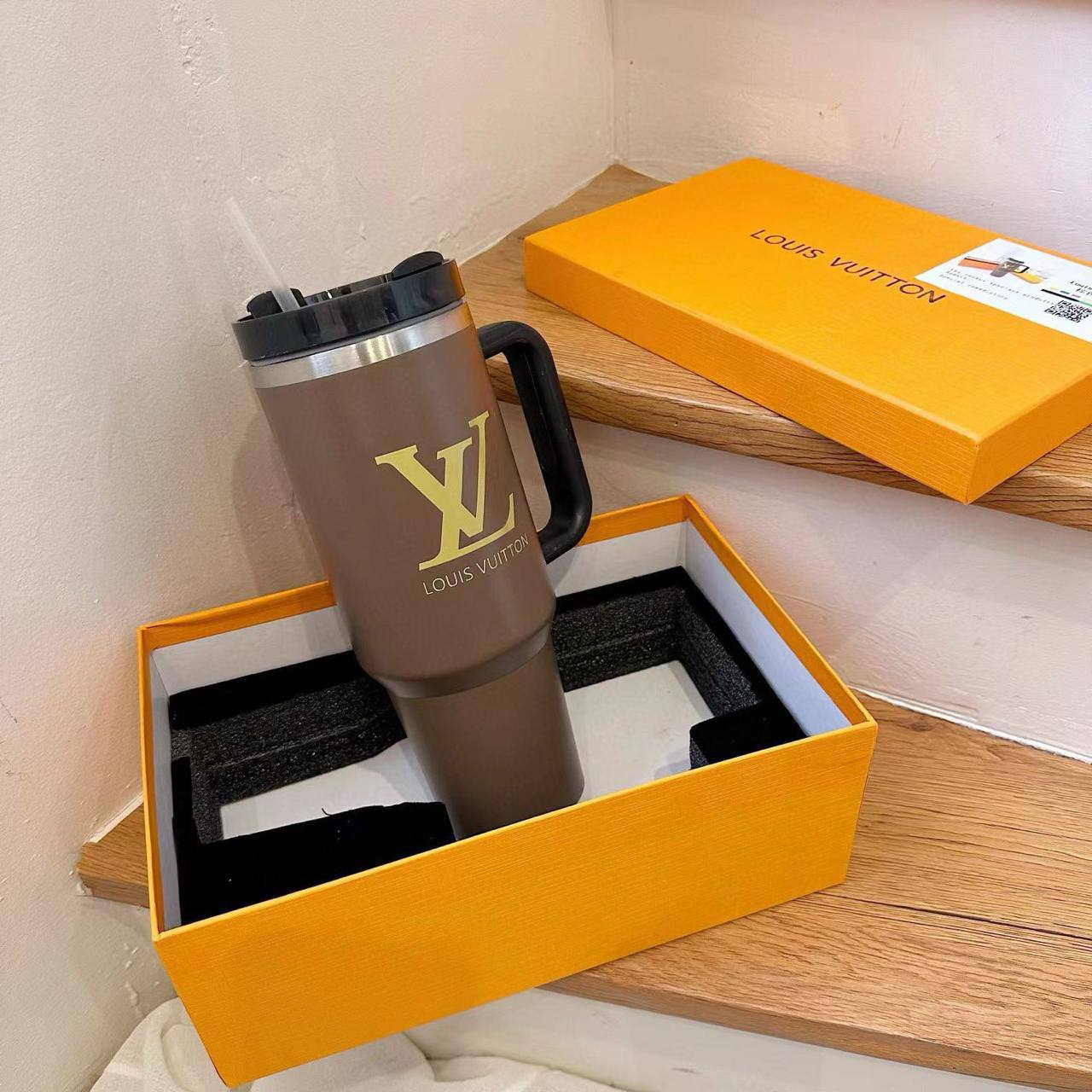 Brand Coffee vacuum Cup 
Good quality ＋🎁
Size ： 27 * 10 cm
65 dhs✅

with box

Zain115
♥️♥️♥️