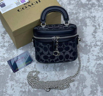 COACH

90 dhs🗽

With box
🎁🎁🎁

Zain175
♥️♥️♥️