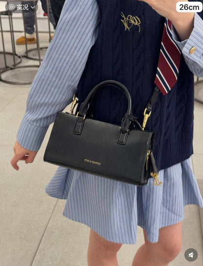 ❤️ CK / Chanel / D&G

1️⃣ First quality

Size : 28 ~ 20 * 15 cm
95 dhs🇦🇪🇦🇪

Zain115
♥️♥️♥️