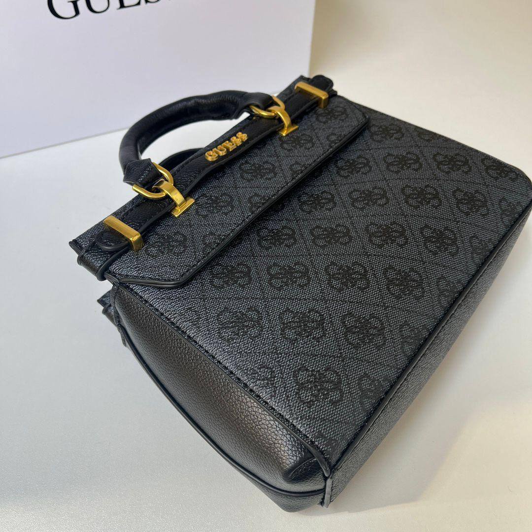 💗 Guess Handbag
1️⃣ First Quality ＋🎁
Size : 23.5 * 17 * 6  cm
90 dhs🌺
with box🎁

Zain115
♥️♥️♥️