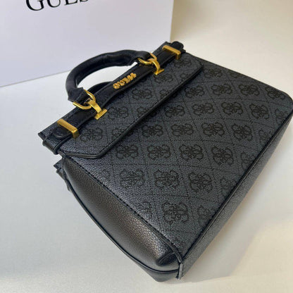 💗 Guess Handbag
1️⃣ First Quality ＋🎁
Size : 23.5 * 17 * 6  cm
90 dhs🌺
with box🎁

Zain115
♥️♥️♥️