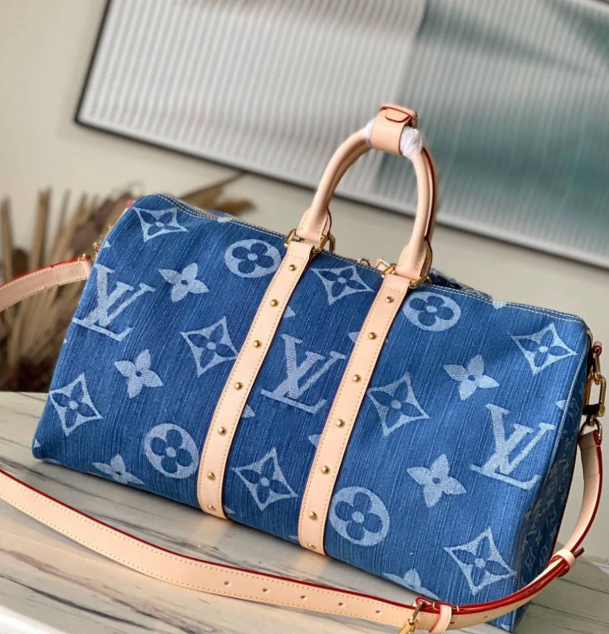 LV
 TRAVELLING BAG 
COPY ONE 
190 dhs✅
with leather, very nice quantity) 

Zain39
♥️♥️♥️