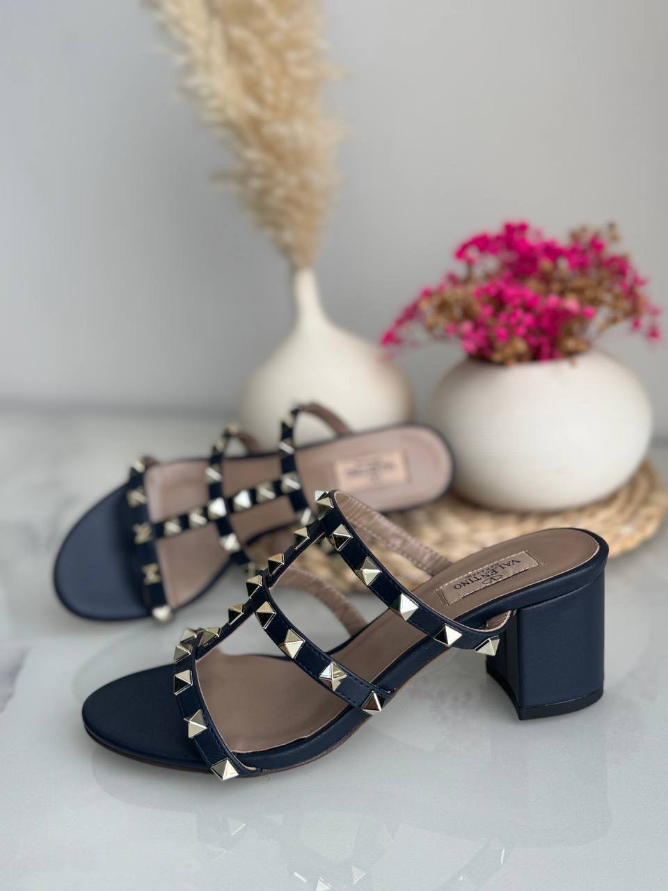 VALENTINO
*Vip quality*
*Size 36 to 41*
400 dhs✅

Zain113
♥️♥️♥️