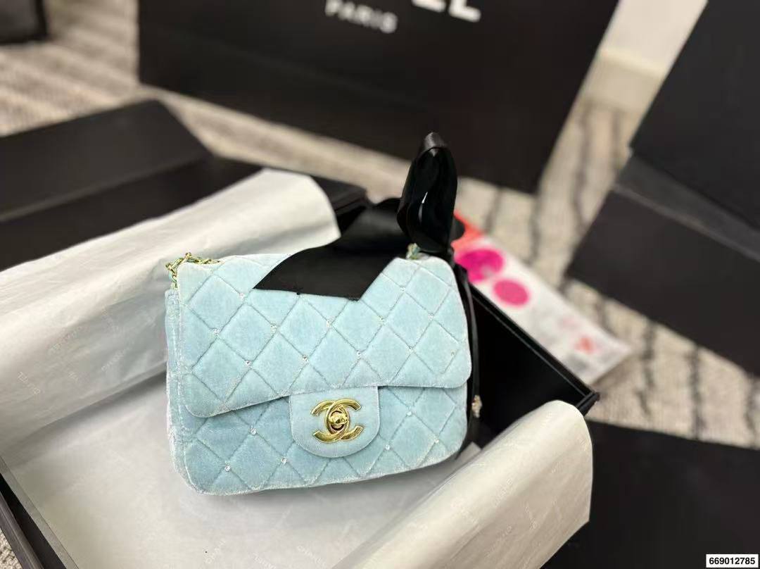 Chanel 
Master 
270 dhs🪙🌨️
#17cm❤️💁‍♂️
##with box🥰🥰

Zain228
♥️♥️♥️