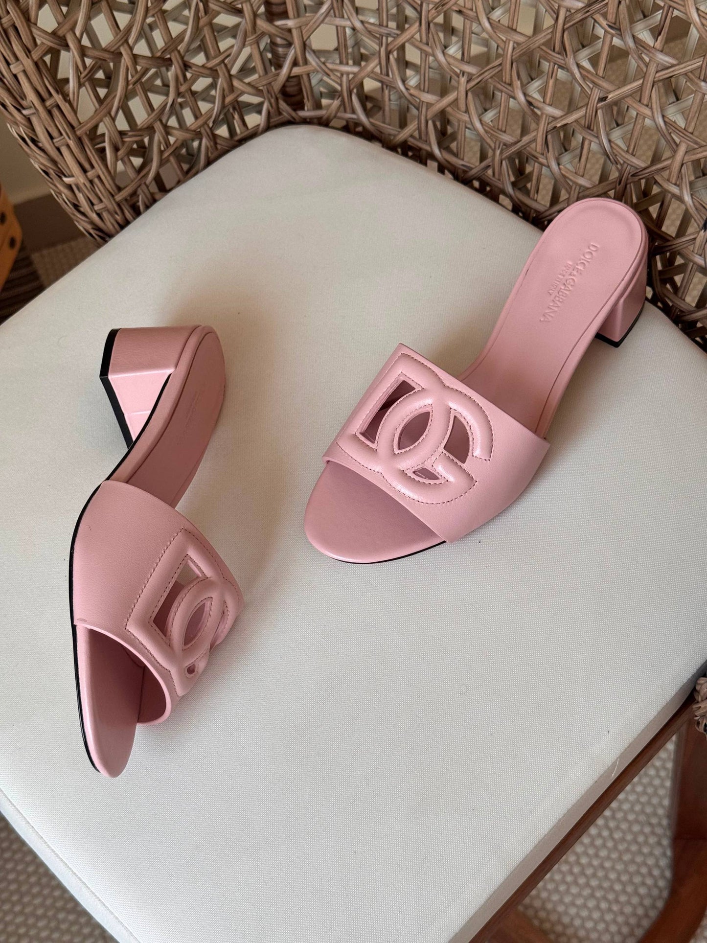D&G 
✨ New Collection
👠 36–41
💎 Premium Quality
🔥 Super Master
450 dhs✅

Zain198
♥️♥️♥️