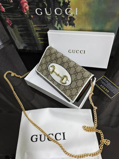 Gucci

65 dhs✅

with box
🎁🎁🎁

size 20cm

Zain26
♥️♥️♥️