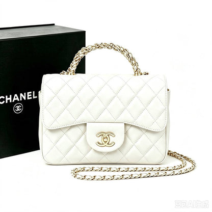 CHANEL 
GOOD QUALITY WITH BOX 
100 dhs🇦🇪🇦🇪
Size:20cm

Zain295
♥️♥️♥️