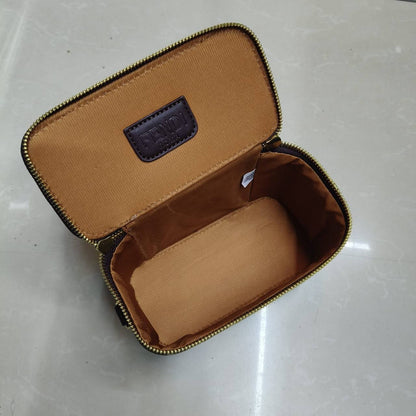 FENDI ᴠᴀɴɪᴛʏ ᴛʀᴜɴᴋ
ᴛᴏᴘ ʜᴀɴᴅʟᴇ ʙᴀɢ
FF ᴊᴀᴄǫᴜᴀʀᴅ ᴄᴀɴᴠᴀs
ᴡɪᴛʜ ʟᴏɴɢ ʙᴇʟᴛ sᴛʀᴀᴘ
ɢᴏʟᴅ ʜᴀʀᴅᴡᴀʀᴇ
sɪᴢᴇ: 18 cm

ᴡɪᴛʜ BOX
🎁🎁🎁

70 dhs✅

Zain31
♥️♥️♥️