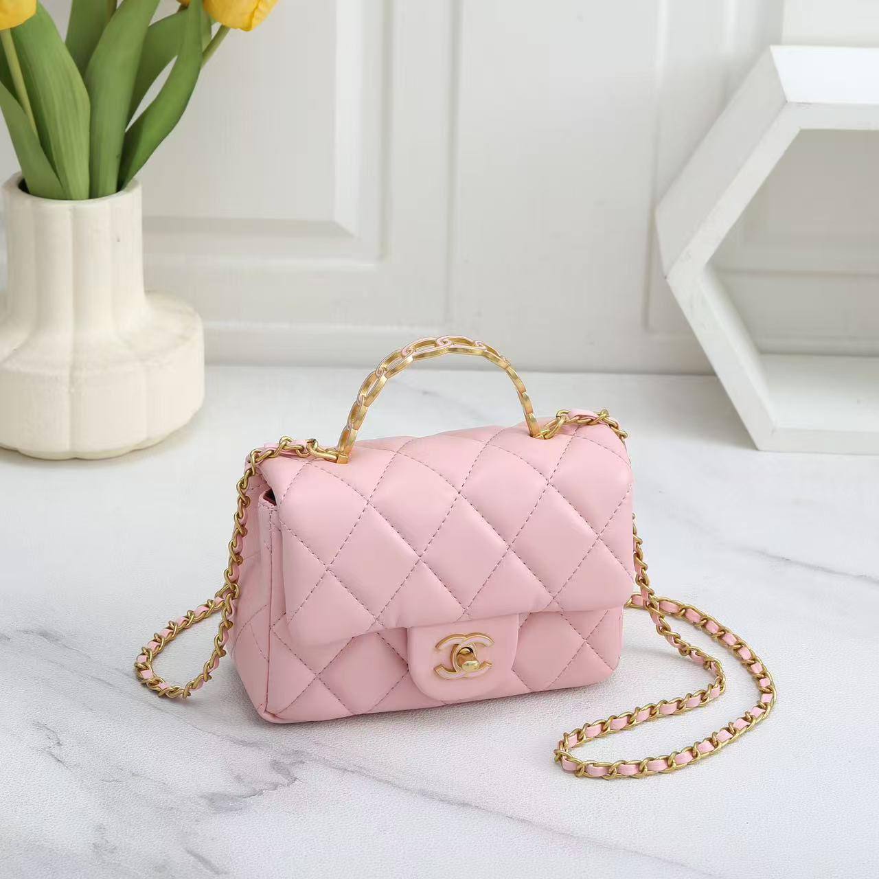 💗 Chanel CF 23A
1️⃣ First quality +🎁
Size : 20 * 13 cm
90 dhs✅
with box 🎁

Zain115
♥️♥️♥️