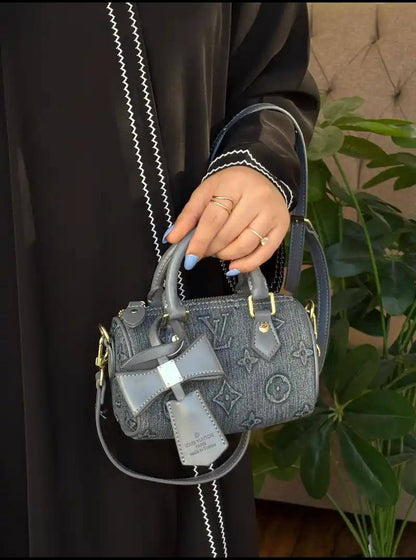 LV
95 dhs✅ 
Good quality 
with box 21cm

Zain26
♥️♥️♥️