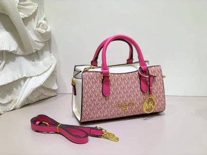 MK
95 dhs✅
size 23×8×13cm
With Box

Zain42
♥️♥️♥️