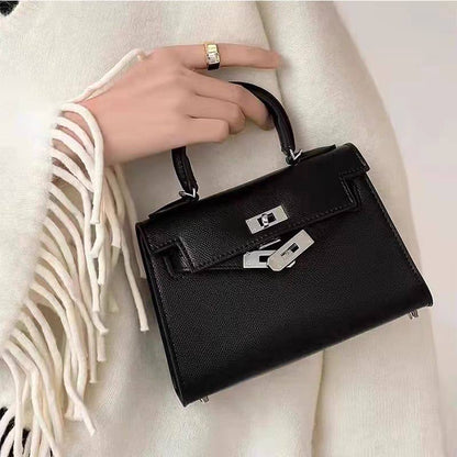 Hermes
95 dhs✅ 
high quality 
With box22cm

Zain26
♥️♥️♥️