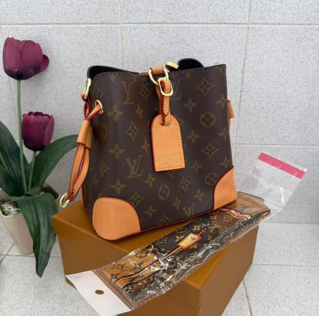 Bucket bag

100 dhs✅

with box
🎁🎁🎁

size 20×12×19cm

Zain42
♥️♥️♥️