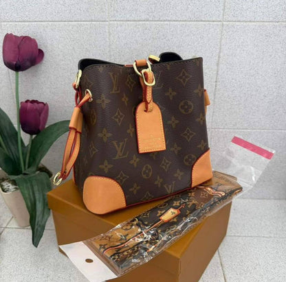 Bucket bag

100 dhs✅

with box
🎁🎁🎁

size 20×12×19cm

Zain42
♥️♥️♥️