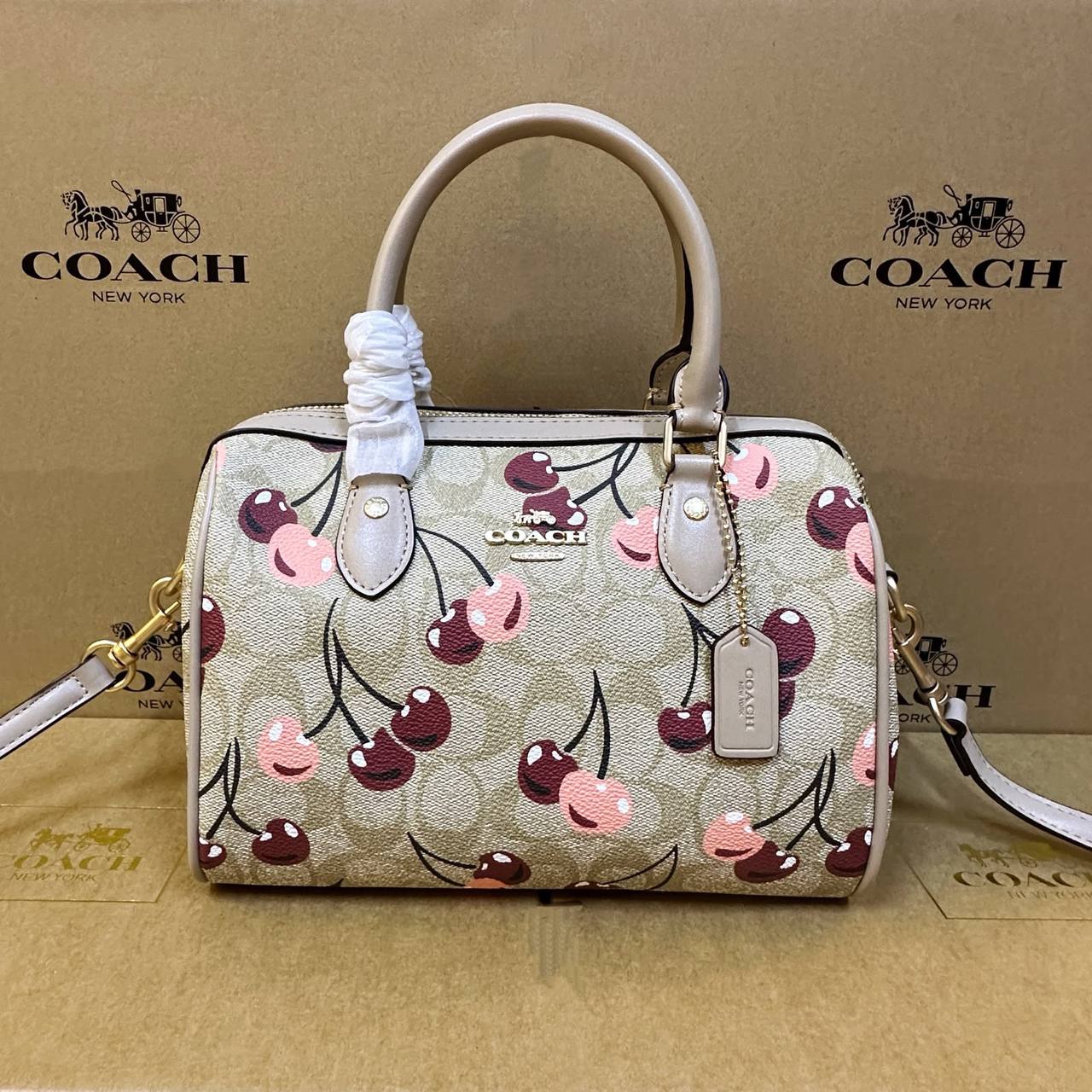 COACH 
HIGH QUALITY 
WITH BOX 
120 dhs💓
25cm

Zain39
♥️♥️♥️