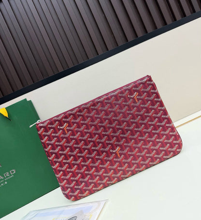 GOYARD 
HAND BAG POUCH UNISEX GOOD QUALITY WITH BOX 
90 dhs✅

Zain295
♥️♥️♥️
