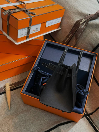 Hermes

Birkin Faubourg 20

Size:10 x 16 x 20cm 

Black🖤

For Price 👇 WhatsApp✅
0568585901 
0507557372
0552275751 Owner Zain 👌

Zain325
♥️♥️♥️