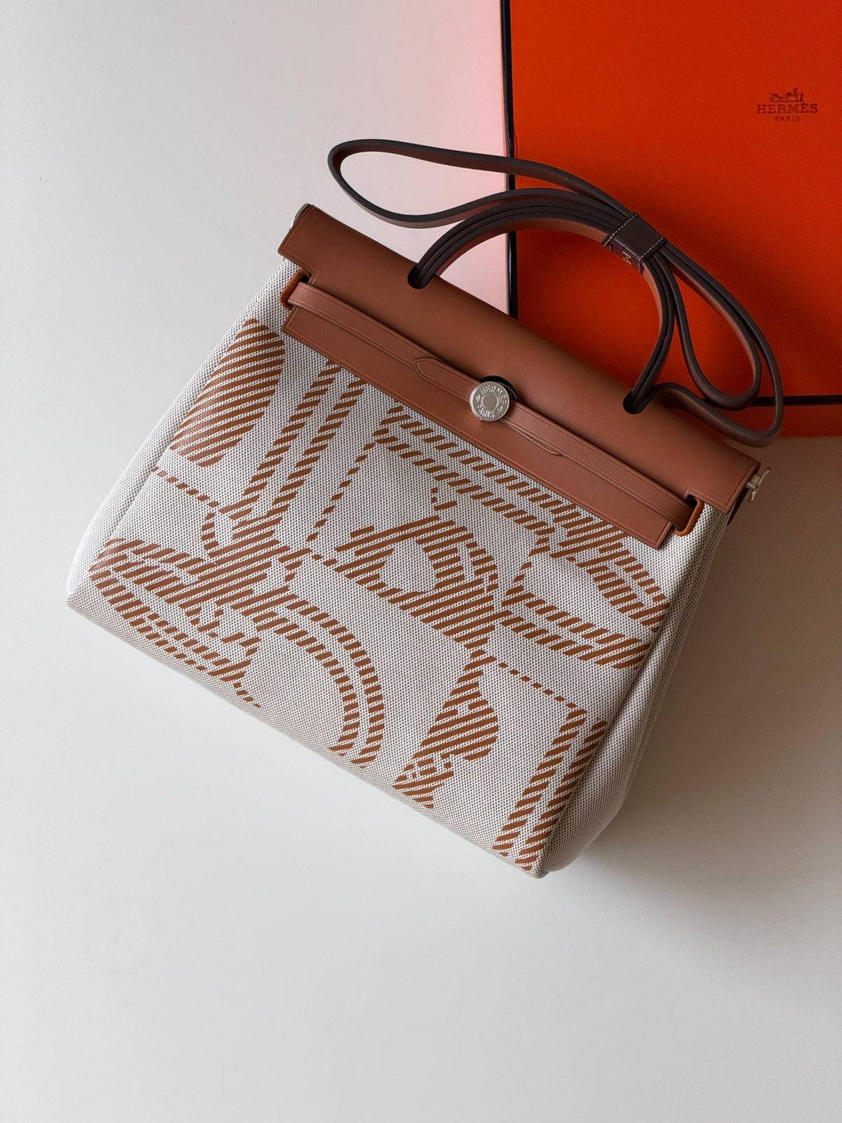 Hermes
Super AAA + Quality 💯

 With original packing🎁🎁
 SIZE:36and42
 Available now 

630 dhs🇦🇪🇦🇪

Zain52
♥️♥️♥️