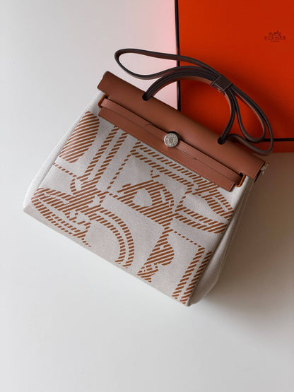 Hermes
Super AAA + Quality 💯

 With original packing🎁🎁
 SIZE:36and42
 Available now 

630 dhs🇦🇪🇦🇪

Zain52
♥️♥️♥️