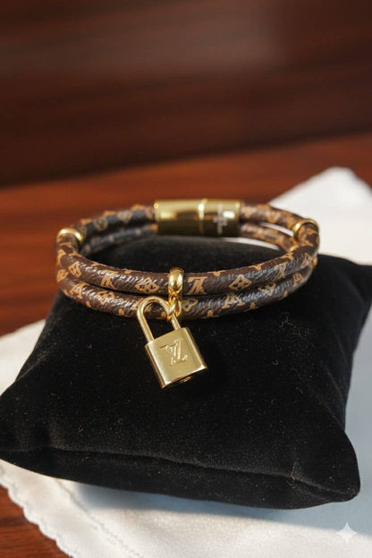 LV  
45 dhs❣️
OFFER 💥
WITH BOX AND PAPER BAG🛍️🎁

Zain89
♥️♥️♥️