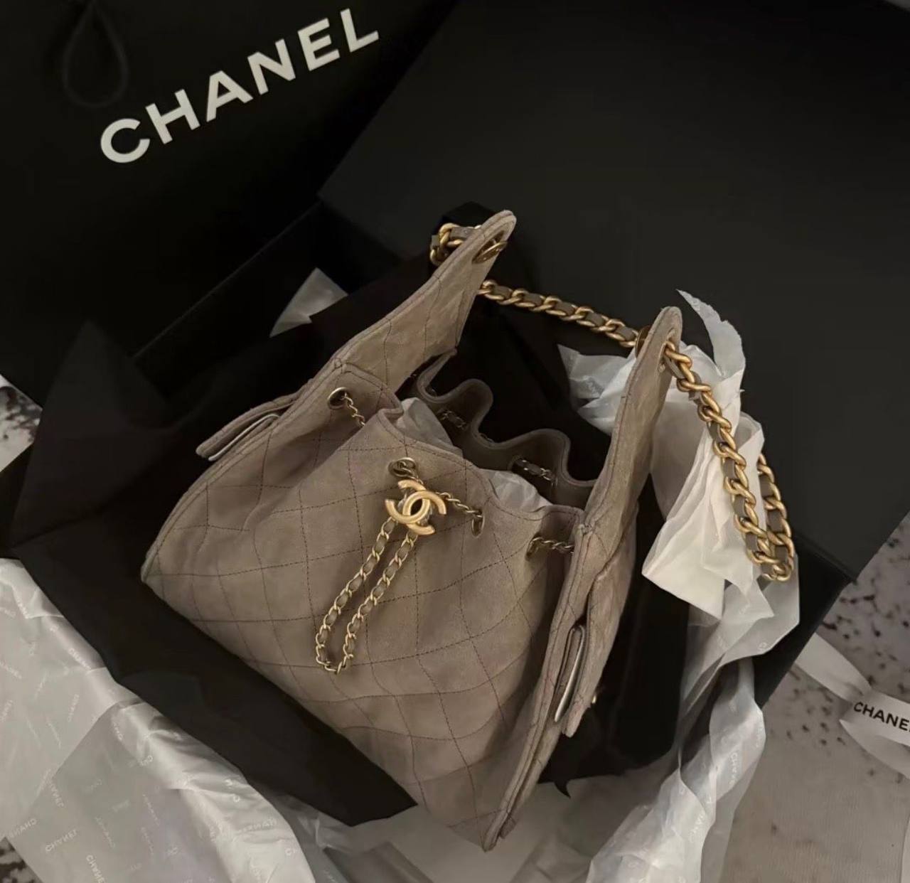 Chanel
110 dhs🇦🇪
size28cm
High-quality 


with box
🎁🎁🎁

Zain35
♥️♥️♥️