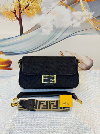 Fendi 
Best quality with box’s 
120 dhs✅
size 26 cm

Zain290
♥️♥️♥️