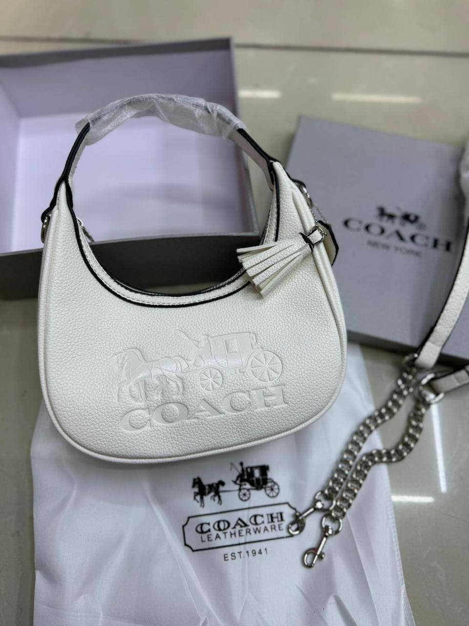 💗 Coach Carmen
1️⃣ First quality＋🎁
Size : 21 * 12 cm

85 dhs🪙🌨️

with box🎁

Zain115
♥️♥️♥️