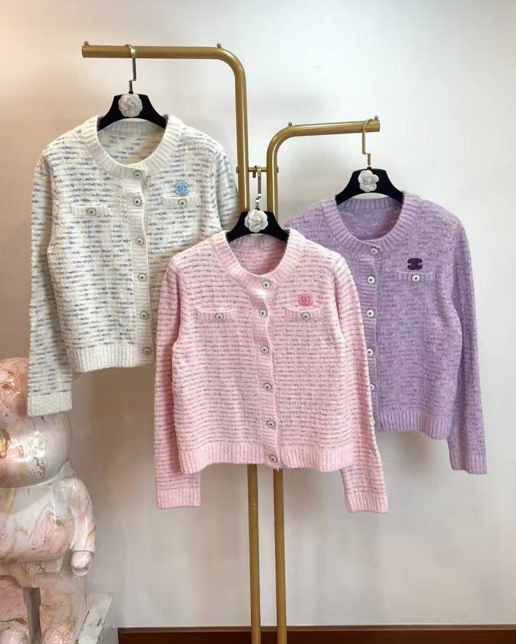 *CHANEL*
Women’s Cardigan
Master Quality 
SML
320 dhs🪙🌨️

Zain276
♥️♥️♥️