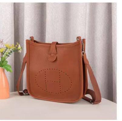 Hermes

90 dhs✅

with box
🎁🎁🎁

size 23cm

Zain26
♥️♥️♥️