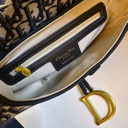 DIOR 
 HIGH QUALITY 
WITH BOX 
🎁🎁🎁

120 dhs✅

Zain295
♥️♥️♥️