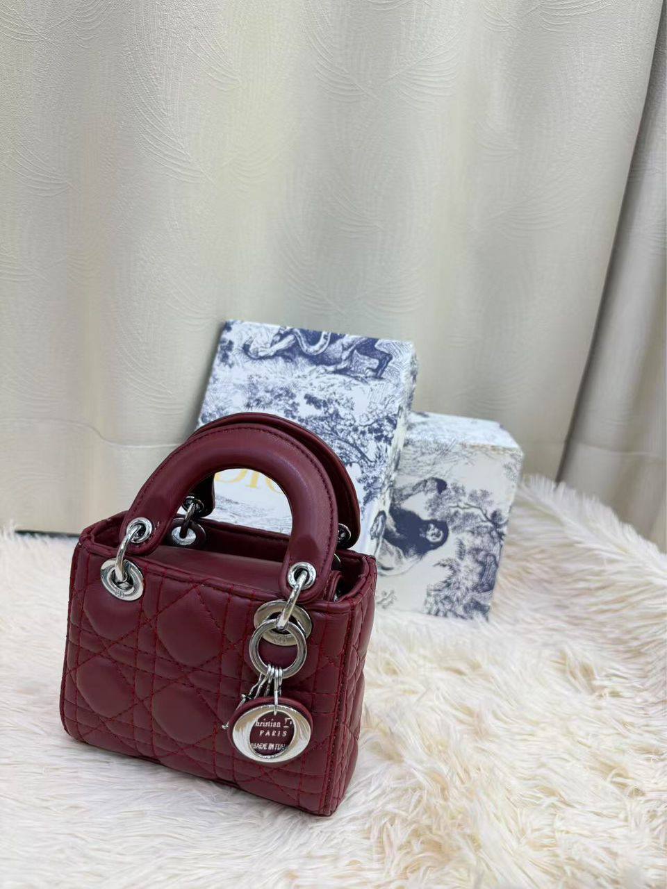 Dior 

100 dhs✅
with box
🎁🎁🎁

size 14×7×11cm

Zain42
♥️♥️♥️