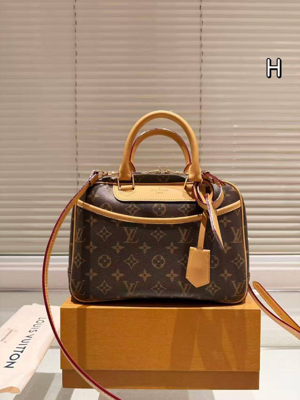LV
Good Quality 
With Box 
🎁🎁🎁

115 dhs🪙🌨️

Zain250
♥️♥️♥️