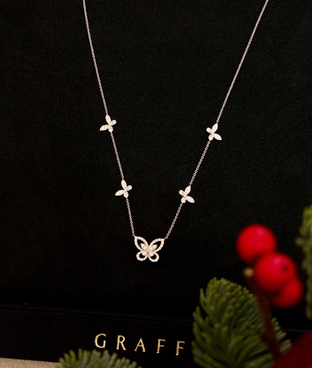 GRAFF
Necklace 🦋
Master quality 💯
With black boxes 🗃️ 
55 dhs🇦🇪🇦🇪

Zain216
♥️♥️♥️