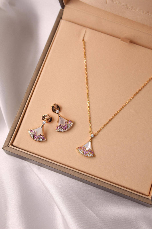 BVLGARI*  🌟💫
* ⁠↗️ *Super Master Quality ®️*⬆️
Special edition
Divas' Dream Necklace & Earings 
👇🏻
Necklace with earings
*170 dhs🌺* with *Normal* Box & Bag
*240 dhs🌺* with *Orignal* Packaging

Zain209
♥️♥️♥️