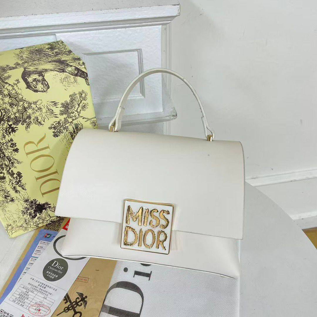 Dior

good Quality bag 

With box 
🎁🎁🎁

90 DHS✅

Zain104
Zain117
♥️♥️♥️